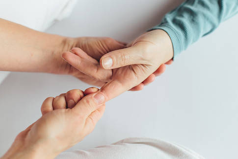 Shiatsu Behandlung an der Hand