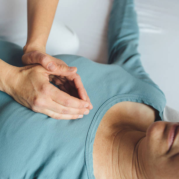 Shiatsu Behandlung - Hände am Brustbein
