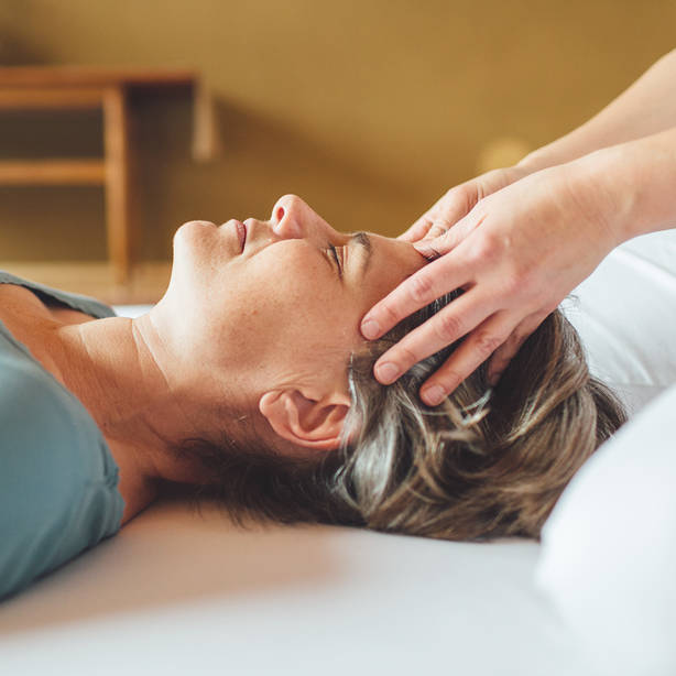 Shiatsu Behandlung - Hände an den Schläfen