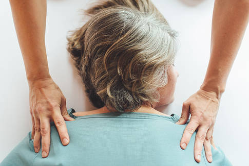 Shiatsu Behandlung an den Schultern