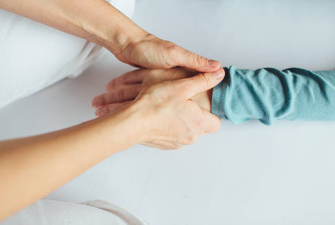 Shiatsu Behandlung an der Handwurzel